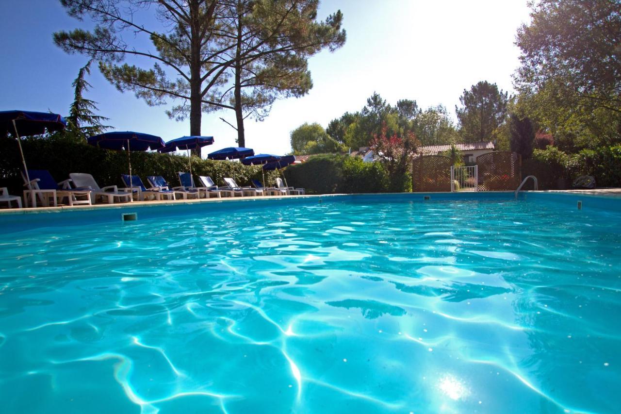 Camping Le Pressoir Petit-Palais-et-Cornemps Exterior foto