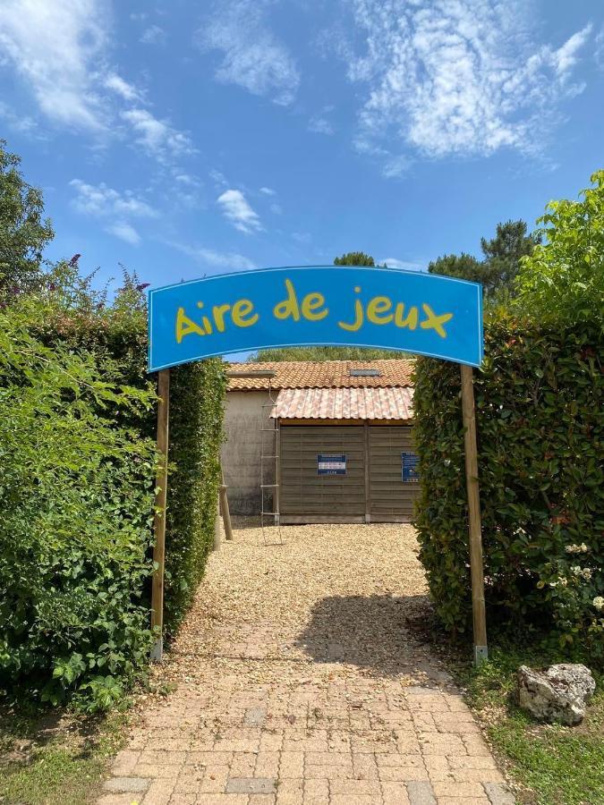 Camping Le Pressoir Petit-Palais-et-Cornemps Exterior foto